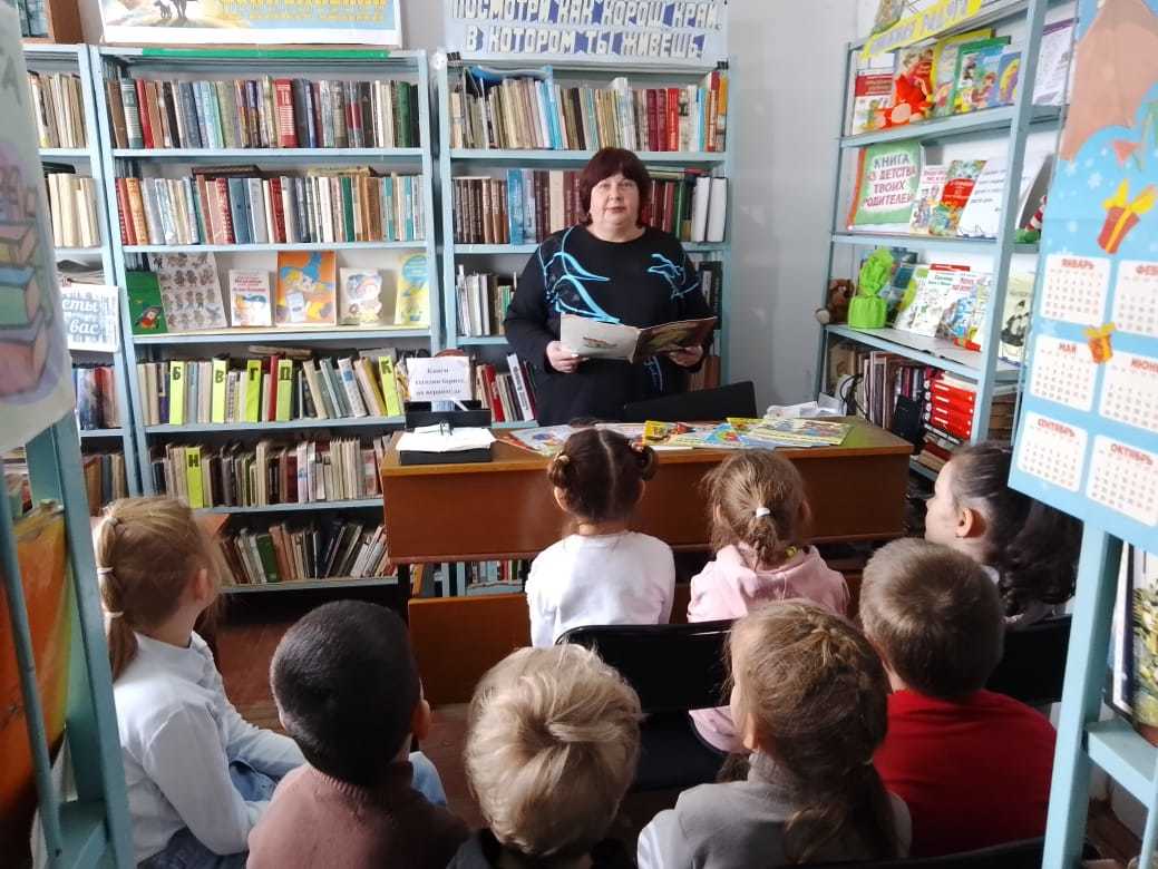 заведующая библиотекой проводит мероприятие для детского сада