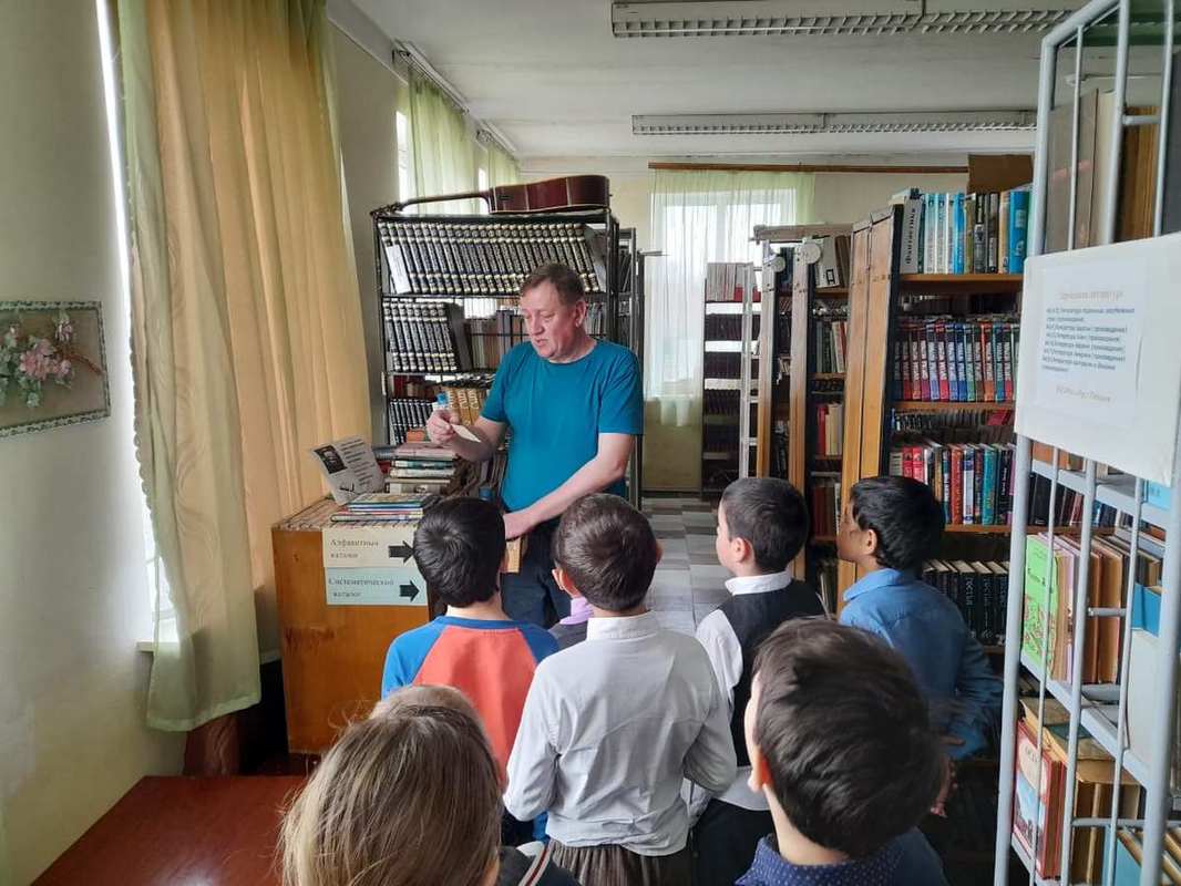 Библиотекарь Соколов А.В. проводит экскурсию для детей