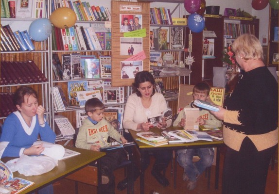 Библиотекарь Нестеренко О. И. с читателями